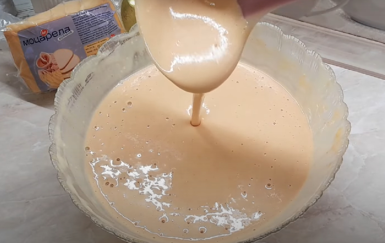 Томатні млинці з копченою моцарелою: простий рецепт смачного сніданку чи обіду